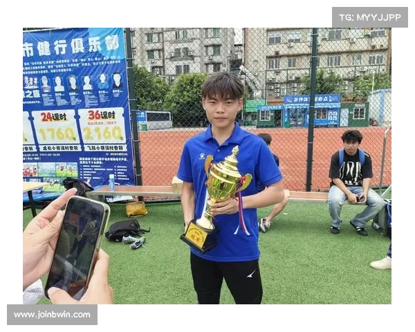 深圳杯球员暴雨中奋力推排水车 确保赛场无积水继续比赛 深圳杯球员暴雨中奋力推排水车 确保赛场无积水继续比赛